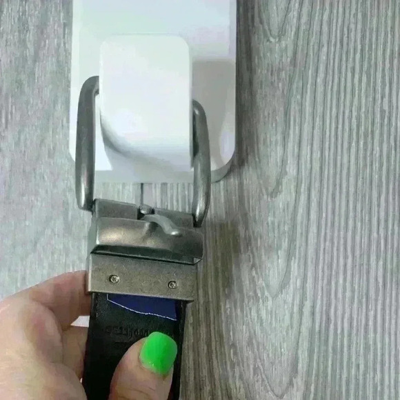 Brown & black belt in one. Metal buckle twist to change belt color preference - Picture 6 of 11